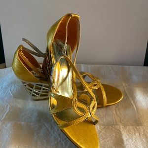 Bolardo mustard yellow sandal
